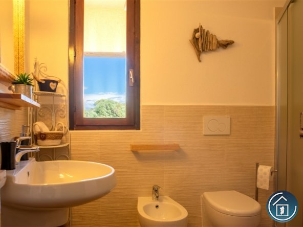 appartamento costa serena Sardegna bagno finestrato